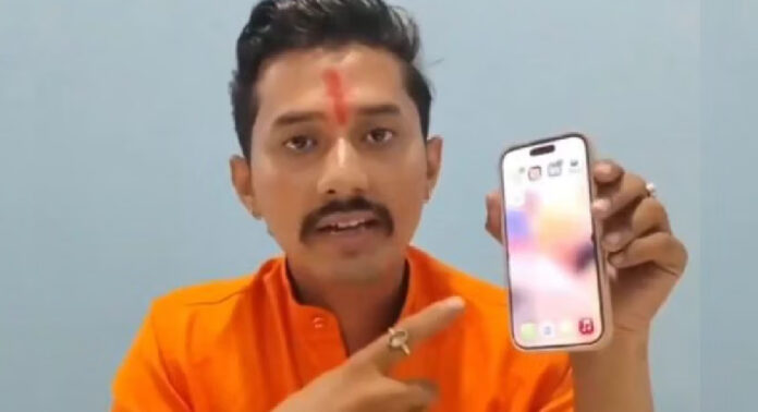 ആപ്പിളിന്റെ വിര്ച്വല് വോയിസ് അസിസ്റ്റന്റായ സിരിക്കെതിരെ ആരോപണവുമായി ഹിന്ദുത്വ പ്രവര്ത്തകര് ആപ്പിളിന്റെ വിര്ച്വല് വോയിസ് അസിസ്റ്റന്റായ സിരിക്കെതിരെ ആരോപണവുമായി ഹിന്ദുത്വ പ്രവര്ത്തകര്