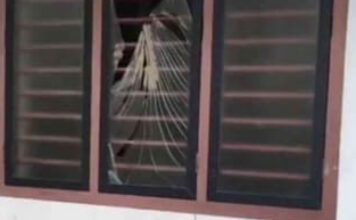 നിലമ്പൂര് ചന്തക്കുന്ന് വെളിയന്തോട് ജവഹര് നഗറില് ജനവാസ മേഖലയിലിറങ്ങിയ കാട്ടാന വീട് ആക്രമിച്ചു