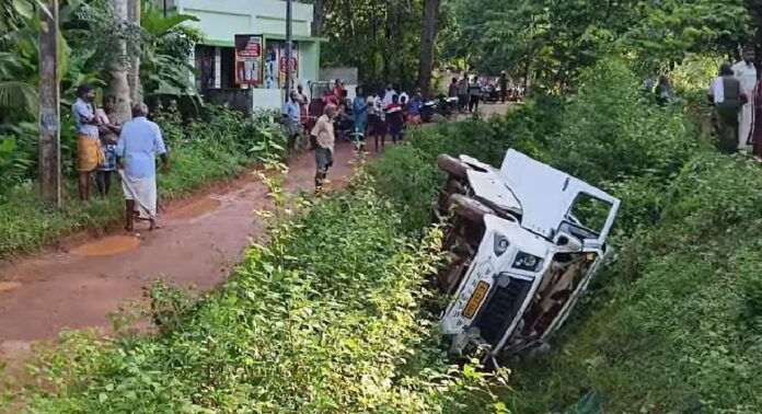 നെയ്യാറ്റിൻകരയിൽ സ്കൂൾ വാൻ തോട്ടിലേക്ക് മറിഞ്ഞു ; 5 കുട്ടികൾക്ക് പരിക്ക് നെയ്യാറ്റിൻകരയിൽ സ്കൂൾ വാൻ തോട്ടിലേക്ക് മറിഞ്ഞു ; 5 കുട്ടികൾക്ക് പരിക്ക്