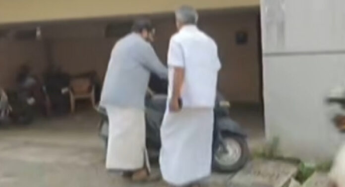രമേശ് ചെന്നിത്തലയെ കാണാന് ഹെല്മെറ്റില്ലാതെ സ്കൂട്ടറിലെത്തി കടകംപള്ളി സുരേന്ദ്രന് രമേശ് ചെന്നിത്തലയെ കാണാന് ഹെല്മെറ്റില്ലാതെ സ്കൂട്ടറിലെത്തി കടകംപള്ളി സുരേന്ദ്രന്