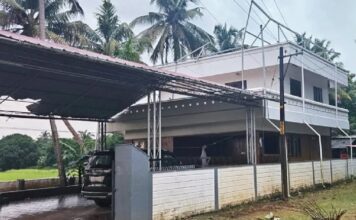 തൃശൂരിൽ അതിശക്തമായ മിന്നൽ ചുഴലിക്കാറ്റിൽ വീടിന്റെ ട്രസ് വർക്ക് പൂർണമായും പറന്നുപോയി , ഒഴിവായത് വൻ ദുരന്തം