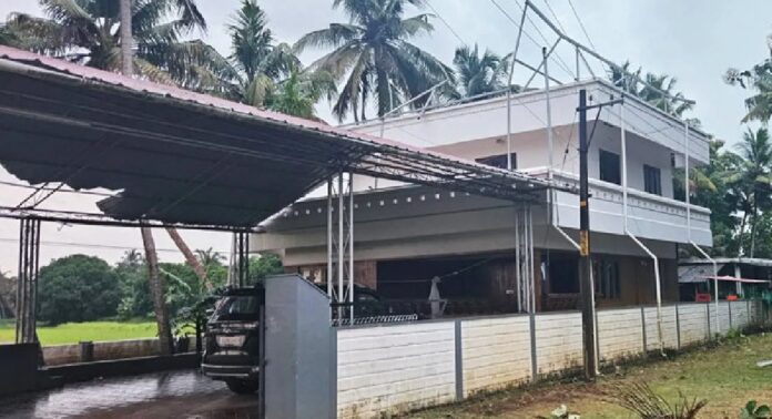 തൃശൂരിൽ അതിശക്തമായ മിന്നൽ ചുഴലിക്കാറ്റിൽ വീടിന്റെ ട്രസ് വർക്ക് പൂർണമായും പറന്നുപോയി , ഒഴിവായത് വൻ ദുരന്തം തൃശൂരിൽ അതിശക്തമായ മിന്നൽ ചുഴലിക്കാറ്റിൽ വീടിന്റെ ട്രസ് വർക്ക് പൂർണമായും പറന്നുപോയി , ഒഴിവായത് വൻ ദുരന്തം