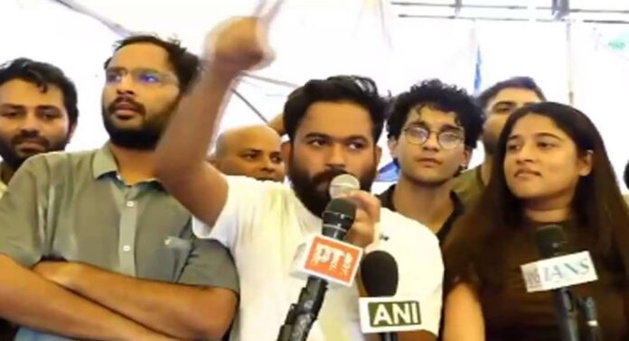 ജനാധിപത്യത്തില് ആരും ഭയപ്പെടരുത് ; നിങ്ങള് ഭയപ്പെടുന്നില്ലെങ്കിൽ ഈ സര്ക്കാരിന് മുന്നില് തല കുനിക്കുന്നില്ലെങ്കില് നിങ്ങള്ക്ക് ആരുടെ രാജി വേണമെങ്കിലും സ്വീകരിക്കാമെന്ന് അഭിജീത് ദീപ്കെ ജനാധിപത്യത്തില് ആരും ഭയപ്പെടരുത് ; നിങ്ങള് ഭയപ്പെടുന്നില്ലെങ്കിൽ ഈ സര്ക്കാരിന് മുന്നില് തല കുനിക്കുന്നില്ലെങ്കില് നിങ്ങള്ക്ക് ആരുടെ രാജി വേണമെങ്കിലും സ്വീകരിക്കാമെന്ന് അഭിജീത് ദീപ്കെ