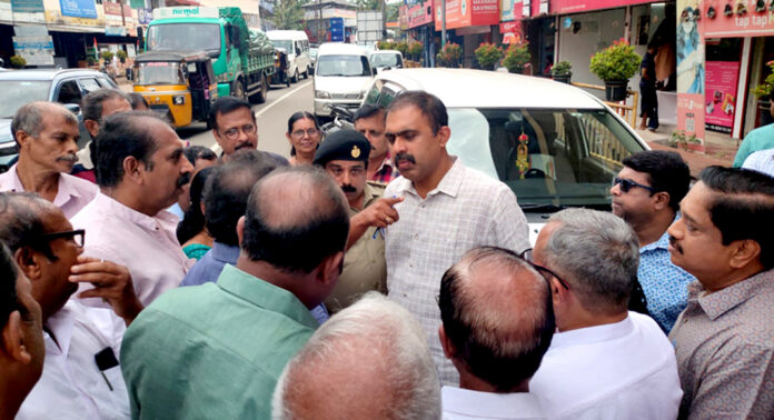 കുമ്പഴയിലെ ഗതാഗത പരിഷ്കരണം : അബിന് വര്ക്കി എം.എല്.എ യുടെ നേതൃത്വത്തില് ഉദ്യോഗസ്ഥര് സ്ഥലം സന്ദര്ശിച്ചു കുമ്പഴയിലെ ഗതാഗത പരിഷ്കരണം : അബിന് വര്ക്കി എം.എല്.എ യുടെ നേതൃത്വത്തില് ഉദ്യോഗസ്ഥര് സ്ഥലം സന്ദര്ശിച്ചു