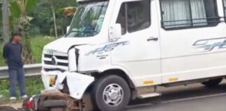 കലഞ്ഞൂരില് വീണ്ടും അപകടം : സ്കൂട്ടറും ടെമ്പോ ട്രാവലറും കൂട്ടിയിടിച്ചു – സ്കൂട്ടര് യാത്രക്കാരന് ഗുരുതര പരിക്ക്