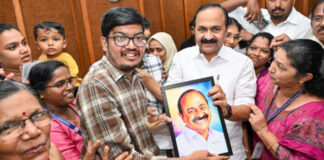 പ്രധാനമന്ത്രി മുതൽ മുഖ്യമന്ത്രി വരെ ; പ്രമുഖർക്ക് ചിത്രങ്ങൾ സമ്മാനിച്ച് വിസ്മയം തീർത്ത് അക്ഷയ്