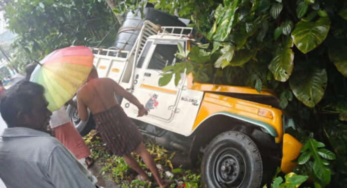 കോന്നി അട്ടച്ചാക്കലില് പിക് അപ് വാന് താഴ്ചയിലേക്ക് മറിഞ്ഞു കോന്നി അട്ടച്ചാക്കലില് പിക് അപ് വാന് താഴ്ചയിലേക്ക് മറിഞ്ഞു