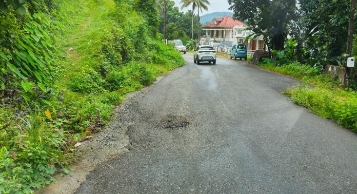 വെച്ചൂച്ചിറ-മന്ദമരുതി റോഡില് വിള്ളല് : നിര്മ്മാണം പൂര്ത്തിയാകാത്ത റോഡ് തകരുന്നു, ജനങ്ങള് ആശങ്കയില് വെച്ചൂച്ചിറ-മന്ദമരുതി റോഡില് വിള്ളല് : നിര്മ്മാണം പൂര്ത്തിയാകാത്ത റോഡ് തകരുന്നു, ജനങ്ങള് ആശങ്കയില്