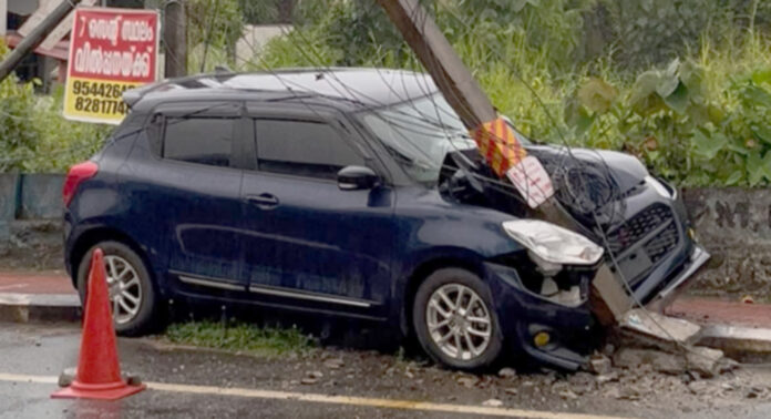 കലഞ്ഞൂരില് കാര് ഇലക്ട്രിക് പോസ്റ്റിലേക്ക് ഇടിച്ച് കയറി കലഞ്ഞൂരില് കാര് ഇലക്ട്രിക് പോസ്റ്റിലേക്ക് ഇടിച്ച് കയറി
