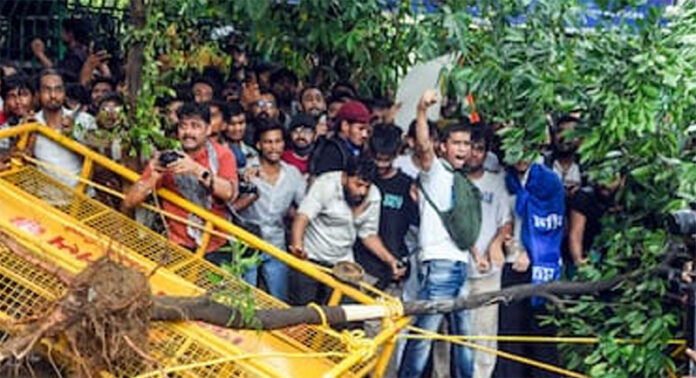 സിജെപി വിദ്യാർഥി പ്രതിഷേധം ; ഡൽഹിയിൽ 18 മെട്രോസ്റ്റേഷനുകൾ ഇന്നും അടച്ചിടും സിജെപി വിദ്യാർഥി പ്രതിഷേധം ; ഡൽഹിയിൽ 18 മെട്രോസ്റ്റേഷനുകൾ ഇന്നും അടച്ചിടും