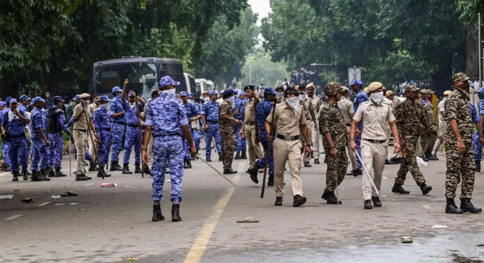പെല്ലറ്റ് വിവാദം : ‘നിങ്ങൾ നിർഭയം ജോലി ചെയ്തോളൂ, ഉത്തരവാദിത്തം ഞാൻ ഏറ്റെടുക്കാം’ ; സിആർപിഎഫ് മേധാവി പെല്ലറ്റ് വിവാദം : ‘നിങ്ങൾ നിർഭയം ജോലി ചെയ്തോളൂ, ഉത്തരവാദിത്തം ഞാൻ ഏറ്റെടുക്കാം’ ; സിആർപിഎഫ് മേധാവി