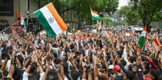 കേന്ദ്ര വിദ്യാഭ്യാസ മന്ത്രി ധർമേന്ദ്ര പ്രധാൻ രാജിവെച്ചതോടെ ആഘോഷ തിമിർപ്പിൽ സമരവേദിയായ ജന്തർ മന്ദർ