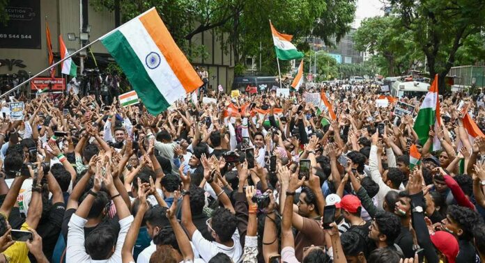 കേന്ദ്ര വിദ്യാഭ്യാസ മന്ത്രി ധർമേന്ദ്ര പ്രധാൻ രാജിവെച്ചതോടെ ആഘോഷ തിമിർപ്പിൽ സമരവേദിയായ ജന്തർ മന്ദർ കേന്ദ്ര വിദ്യാഭ്യാസ മന്ത്രി ധർമേന്ദ്ര പ്രധാൻ രാജിവെച്ചതോടെ ആഘോഷ തിമിർപ്പിൽ സമരവേദിയായ ജന്തർ മന്ദർ