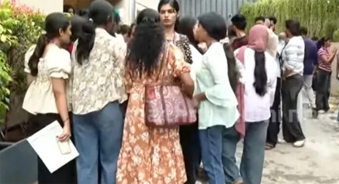 കോറോഹെൽത്ത് പിരിച്ചുവിടൽ മരവിപ്പിക്കാമെന്ന ധാരണ തെറ്റിച്ചു ; ജീവനക്കാരെ ഗേറ്റിൽ തടഞ്ഞു കോറോഹെൽത്ത് പിരിച്ചുവിടൽ മരവിപ്പിക്കാമെന്ന ധാരണ തെറ്റിച്ചു ; ജീവനക്കാരെ ഗേറ്റിൽ തടഞ്ഞു