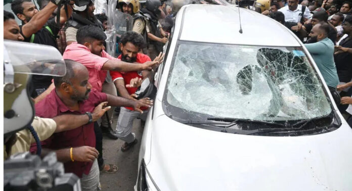 ഇ ഡി ഉദ്യോഗസ്ഥരെ ആക്രമിച്ച കേസ് : പ്രതികളുടെ ജാമ്യാപേക്ഷ കോടതി തള്ളി ഇ ഡി ഉദ്യോഗസ്ഥരെ ആക്രമിച്ച കേസ് : പ്രതികളുടെ ജാമ്യാപേക്ഷ കോടതി തള്ളി