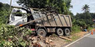 ഇലന്തൂര് പരിയാരത്ത് ടോറസ് ലോറി ഇലക്ട്രിക് പോസ്റ്റ് ഇടിച്ച് തകര്ത്തു