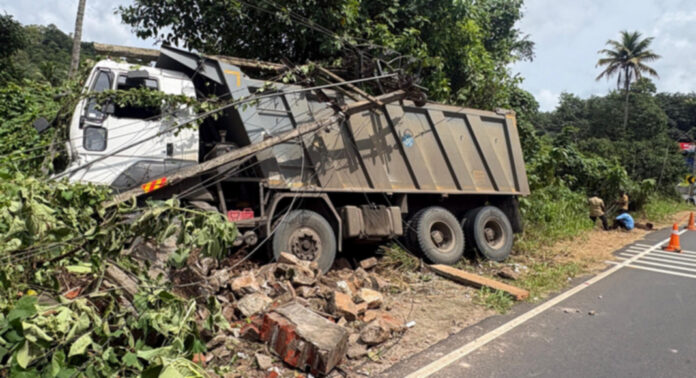 ഇലന്തൂര് പരിയാരത്ത് ടോറസ് ലോറി ഇലക്ട്രിക് പോസ്റ്റ് ഇടിച്ച് തകര്ത്തു ഇലന്തൂര് പരിയാരത്ത് ടോറസ് ലോറി ഇലക്ട്രിക് പോസ്റ്റ് ഇടിച്ച് തകര്ത്തു