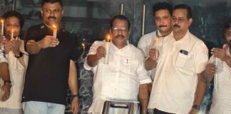 കേരളത്തിന് ബാധ്യതയായി സർക്കാർ ഭരണം; വൈദ്യുതി പ്രതിസന്ധിക്കെതിരെ എ.കെ.ജി സെന്ററിൽ മെഴുകുതിരി കത്തിച്ച് സമരം