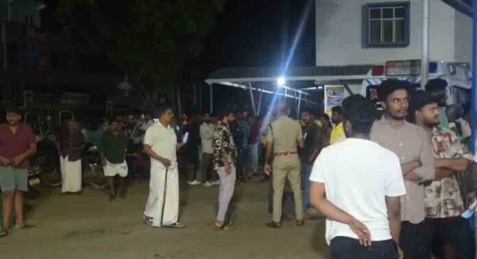ആശുപത്രി കെട്ടിടത്തിന് മുകളിൽ കയറി യുവാവിന്റെ ആത്മഹത്യ ഭീഷണി ആശുപത്രി കെട്ടിടത്തിന് മുകളിൽ കയറി യുവാവിന്റെ ആത്മഹത്യ ഭീഷണി