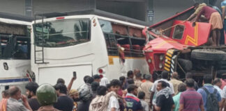 കണമലയില് ഫയര്ഫോഴ്സ് വാഹനം ബസ്സുകളില് ഇടിച്ചുകയറി : നിരവധിപേര്ക്ക് പരിക്ക്