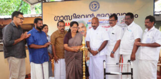 കോന്നി ഗാന്ധിഭവന് ദേവലോകത്തിന് ഇൻകാസ് ഖത്തർ പാലിയേറ്റീവ് ഉപകരണങ്ങൾ കൈമാറി