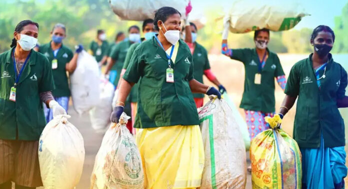 ഹരിതകർമ്മ സേനയിൽ ഇനി ‘കാവി’ യൂണിഫോം : കേന്ദ്ര തീരുമാനമെന്ന് മേയർ ഹരിതകർമ്മ സേനയിൽ ഇനി ‘കാവി’ യൂണിഫോം : കേന്ദ്ര തീരുമാനമെന്ന് മേയർ