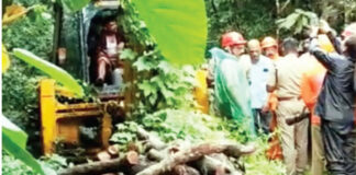 500 രൂപ പിഴയിട്ട കേസിന് ജെസിബി പിടിച്ചിട്ടു ; വിട്ടുകിട്ടാൻ യുവാവിന്റെ ആത്മഹത്യാഭീഷണി
