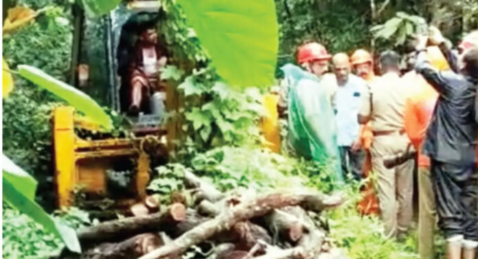 500 രൂപ പിഴയിട്ട കേസിന് ജെസിബി പിടിച്ചിട്ടു ; വിട്ടുകിട്ടാൻ യുവാവിന്റെ ആത്മഹത്യാഭീഷണി 500 രൂപ പിഴയിട്ട കേസിന് ജെസിബി പിടിച്ചിട്ടു ; വിട്ടുകിട്ടാൻ യുവാവിന്റെ ആത്മഹത്യാഭീഷണി
