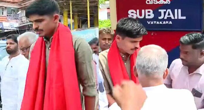 കാഫിർ സ്ക്രീൻഷോട്ട് കേസില് ജാമ്യം ലഭിച്ച ജിതിൻ ഭാസ്കറിന് വമ്പൻ സ്വീകരണം കാഫിർ സ്ക്രീൻഷോട്ട് കേസില് ജാമ്യം ലഭിച്ച ജിതിൻ ഭാസ്കറിന് വമ്പൻ സ്വീകരണം