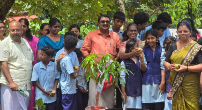 ഇടപ്പരിയാരം എസ്.എൻ.ഡി.പി ഹൈസ്കൂളിൽ “കനി പന്തൽ” പരിപാടി നടന്നു ഇടപ്പരിയാരം എസ്.എൻ.ഡി.പി ഹൈസ്കൂളിൽ “കനി പന്തൽ” പരിപാടി നടന്നു