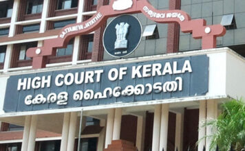 വ്യാജ പീഡനപരാതിയെന്ന് ആരോപണം ; ഹൈക്കോടതിക്ക് മുന്നിൽ ആംബുലൻസിൽ ദമ്പതികളുടെ ആത്മഹത്യാശ്രമം