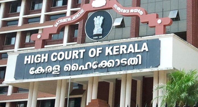 വ്യാജ പീഡനപരാതിയെന്ന് ആരോപണം ; ഹൈക്കോടതിക്ക് മുന്നിൽ ആംബുലൻസിൽ ദമ്പതികളുടെ ആത്മഹത്യാശ്രമം വ്യാജ പീഡനപരാതിയെന്ന് ആരോപണം ; ഹൈക്കോടതിക്ക് മുന്നിൽ ആംബുലൻസിൽ ദമ്പതികളുടെ ആത്മഹത്യാശ്രമം