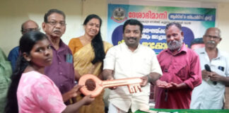 ‘അനഘയ്ക്കും കുടുംബത്തിനും അടച്ചുറപ്പുള്ള ഭവനം’ : വീടിന്റെ താക്കോല് കൈമാറി