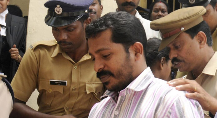 ജയിൽ അധികൃതരെ കബളിപ്പിച്ച് ഫോൺ വിളി ; കൊടി സുനി പണിഷ്മെന്റ് സെല്ലിൽ ജയിൽ അധികൃതരെ കബളിപ്പിച്ച് ഫോൺ വിളി ; കൊടി സുനി പണിഷ്മെന്റ് സെല്ലിൽ
