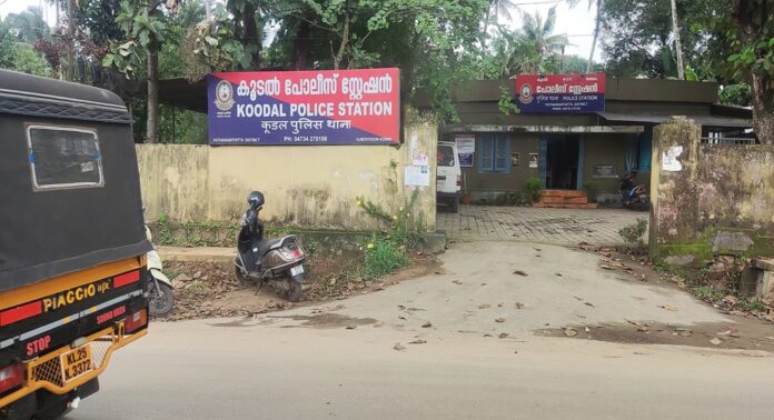 13 കാരിയുടെ വ്യാജ പരാതി ; കൂടൽ എസ്ഐ ജയ്മോന് സ്ഥലം മാറ്റം 13 കാരിയുടെ വ്യാജ പരാതി ; കൂടൽ എസ്ഐ ജയ്മോന് സ്ഥലം മാറ്റം