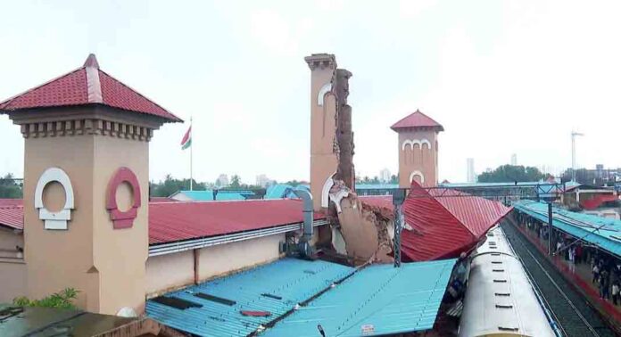 കോഴിക്കോട് റെയിൽവേ ക്ലോക്ക് ടവർ അപകടം : അവശിഷ്ടങ്ങൾ മാറ്റാൻ തീവ്രശ്രമം കോഴിക്കോട് റെയിൽവേ ക്ലോക്ക് ടവർ അപകടം : അവശിഷ്ടങ്ങൾ മാറ്റാൻ തീവ്രശ്രമം