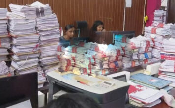 സ്ഥലപരിമിതിയില് വീര്പ്പുമുട്ടി പത്തനംതിട്ട കുടുംബശ്രീ ജില്ലാ മിഷന് ഓഫീസ് : ഫയലുകള് വെക്കുന്നത് ഓഫീസിലെ ഇരിപ്പിടങ്ങളില്