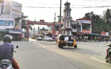 കുമ്പഴ ചോരക്കളമാകുവാന് കാത്തിരിക്കുന്ന നെറികെട്ട ഉദ്യോഗസ്ഥര് : പൊതു മരാമത്തും കെ.എസ്.റ്റി.പിയും നഗരസഭയും ജനപ്രതിനിധികളും ഒന്നിനൊന്നു മെച്ചം