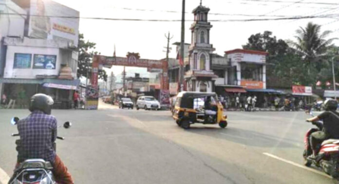കുമ്പഴ ചോരക്കളമാകുവാന് കാത്തിരിക്കുന്ന നെറികെട്ട ഉദ്യോഗസ്ഥര് : പൊതു മരാമത്തും കെ.എസ്.റ്റി.പിയും നഗരസഭയും ജനപ്രതിനിധികളും ഒന്നിനൊന്നു മെച്ചം കുമ്പഴ ചോരക്കളമാകുവാന് കാത്തിരിക്കുന്ന നെറികെട്ട ഉദ്യോഗസ്ഥര് : പൊതു മരാമത്തും കെ.എസ്.റ്റി.പിയും നഗരസഭയും ജനപ്രതിനിധികളും ഒന്നിനൊന്നു മെച്ചം