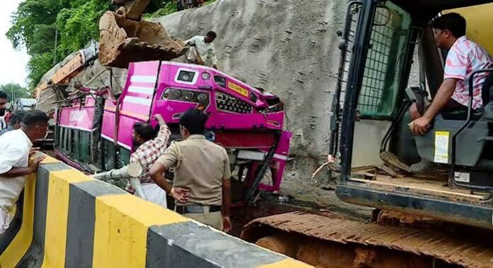 കുറ്റിപ്പുറത്തുണ്ടായ അപകടത്തെക്കുറിച്ച് അന്വേഷണം തുടങ്ങി പോലീസ് കുറ്റിപ്പുറത്തുണ്ടായ അപകടത്തെക്കുറിച്ച് അന്വേഷണം തുടങ്ങി പോലീസ്
