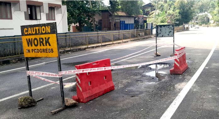 ജലവിതരണ പൈപ്പ് പൊട്ടി രൂപപ്പെട്ട കുഴിയില് വീണ് സ്കൂട്ടര് യാത്രക്കാരന് പരിക്ക് ജലവിതരണ പൈപ്പ് പൊട്ടി രൂപപ്പെട്ട കുഴിയില് വീണ് സ്കൂട്ടര് യാത്രക്കാരന് പരിക്ക്