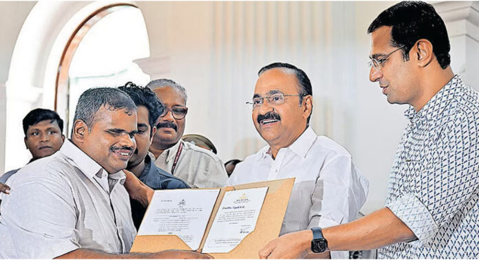 വാക്ക് പാലിച്ച് മുഖ്യമന്ത്രി : ലോ കോളജുകളിൽ 35 അസി. പ്രഫസർമാർക്ക് നിയമനം വാക്ക് പാലിച്ച് മുഖ്യമന്ത്രി : ലോ കോളജുകളിൽ 35 അസി. പ്രഫസർമാർക്ക് നിയമനം