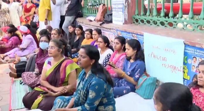 സെക്രട്ടേറിയറ്റിന് മുന്നില് എല്പി സ്കൂള് ടീച്ചേഴ്സ് റാങ്ക് ഹോള്ഡേഴ്സിന്റെ സമരം 25 ദിവസം പിന്നിട്ടു സെക്രട്ടേറിയറ്റിന് മുന്നില് എല്പി സ്കൂള് ടീച്ചേഴ്സ് റാങ്ക് ഹോള്ഡേഴ്സിന്റെ സമരം 25 ദിവസം പിന്നിട്ടു