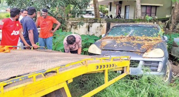 സാമ്പത്തികതട്ടിപ്പ് ; ഒടുവിൽ മോൻസന്റെ ആഡംബര കാറുകൾ ആക്രിവിലയ്ക്ക് വിറ്റു സാമ്പത്തികതട്ടിപ്പ് ; ഒടുവിൽ മോൻസന്റെ ആഡംബര കാറുകൾ ആക്രിവിലയ്ക്ക് വിറ്റു