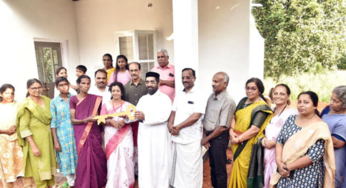 ഡോ.എം.എസ്.സുനിലിന്റെ 382 -മത് സ്നേഹഭവനം ഉഷയ്ക്കും മകൾക്കും കൈമാറി ഡോ.എം.എസ്.സുനിലിന്റെ 382 -മത് സ്നേഹഭവനം ഉഷയ്ക്കും മകൾക്കും കൈമാറി