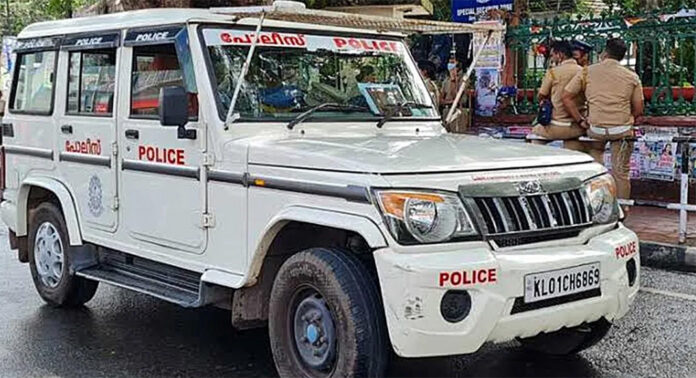 ക്യാമ്പിൽ ഇരുന്ന് മദ്യപിച്ചു : 3 പോലീസുകാർക്ക് സസ്പെൻഷൻ ക്യാമ്പിൽ ഇരുന്ന് മദ്യപിച്ചു : 3 പോലീസുകാർക്ക് സസ്പെൻഷൻ