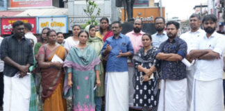 ഓട നിര്മ്മാണത്തിന്റെ പേരില് പത്തനംതിട്ട ടൗൺ സ്ക്വയറിന്റെ പടികൾ തകർത്തു : പ്രതിഷേധവുമായി പ്രതിപക്ഷം