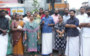 ഓട നിര്മ്മാണത്തിന്റെ പേരില് പത്തനംതിട്ട ടൗൺ സ്ക്വയറിന്റെ പടികൾ തകർത്തു : പ്രതിഷേധവുമായി പ്രതിപക്ഷം