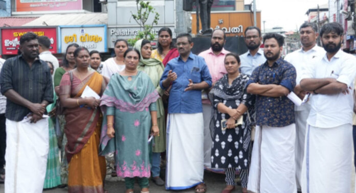 ഓട നിര്മ്മാണത്തിന്റെ പേരില് പത്തനംതിട്ട ടൗൺ സ്ക്വയറിന്റെ പടികൾ തകർത്തു : പ്രതിഷേധവുമായി പ്രതിപക്ഷം ഓട നിര്മ്മാണത്തിന്റെ പേരില് പത്തനംതിട്ട ടൗൺ സ്ക്വയറിന്റെ പടികൾ തകർത്തു : പ്രതിഷേധവുമായി പ്രതിപക്ഷം