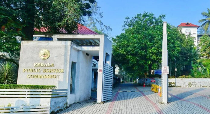 നിർണ്ണായക നീക്കവുമായി പിഎസ്സി : ചോദ്യകർത്താക്കളുടെ പട്ടിക നൽകില്ല ; ക്രൈംബ്രാഞ്ച് അന്വേഷണത്തിനു വഴങ്ങും നിർണ്ണായക നീക്കവുമായി പിഎസ്സി : ചോദ്യകർത്താക്കളുടെ പട്ടിക നൽകില്ല ; ക്രൈംബ്രാഞ്ച് അന്വേഷണത്തിനു വഴങ്ങും